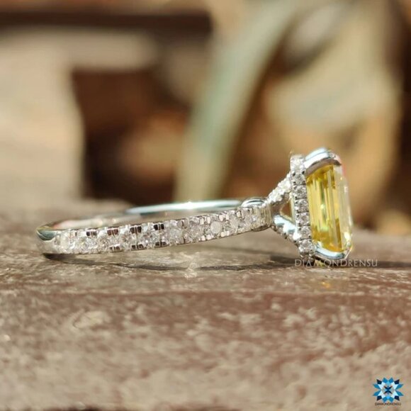 Canary Vivid Yellow 2.61carat Emerald Cut lab diamond ring - Picture 4 of 4